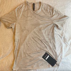 Lululemon Mens NWT tee